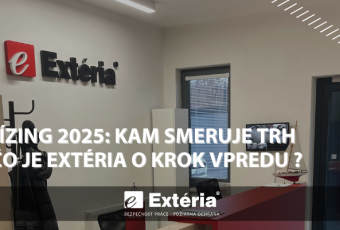 Vstupní prostor kanceláře EXTÉRIA s logem na stěně, recepcí a nápisem o franšízingu v roce 2025.